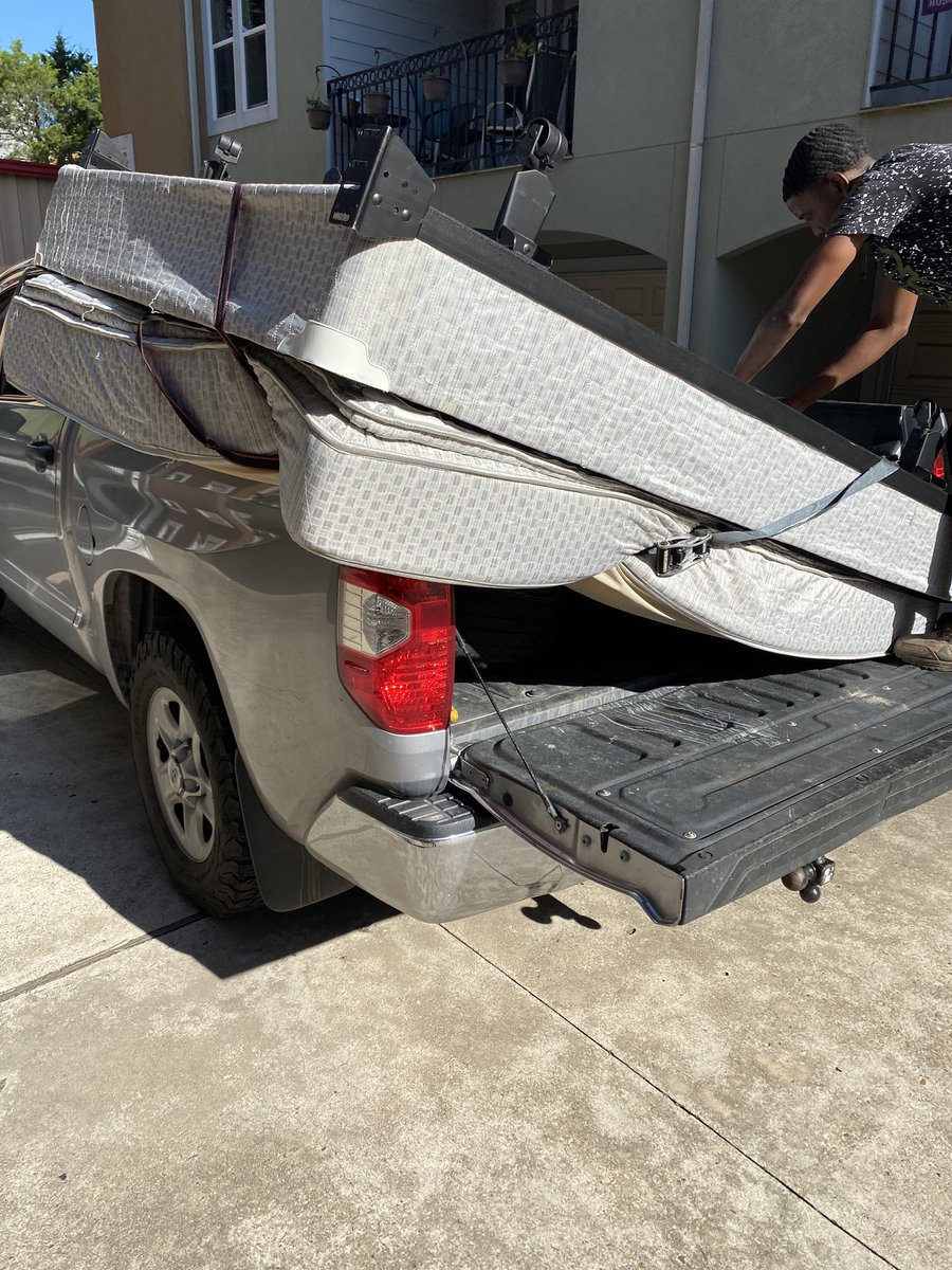 RightJunk's tweet photo. Mattress removal early morning quick response. #rightontimejunkremoval https://t.co/b27QKJbEPE