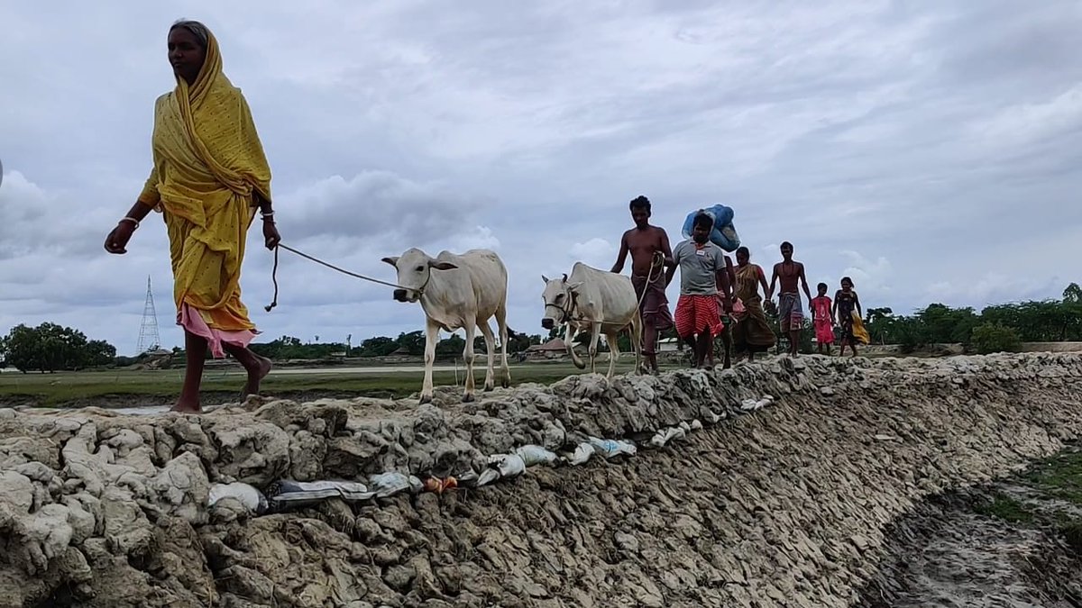 OxfamIndia's tweet photo. Anticipating #CycloneAmphun landfall, evacuation begins in Sagar in South 24 Parganas, West Bengal. One of the areas likely to be worst affected. https://t.co/qTELz2Ia0V