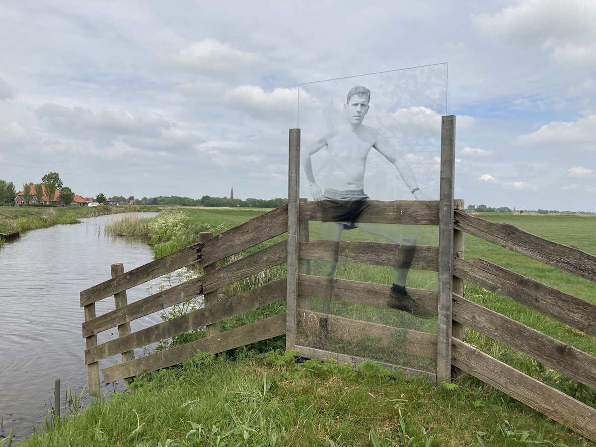 Gerard Reve op zijn hek in Greonterp, middenin de Friese weilanden. Mooi bedacht en een plezierige ontmoeting.#GerardReve