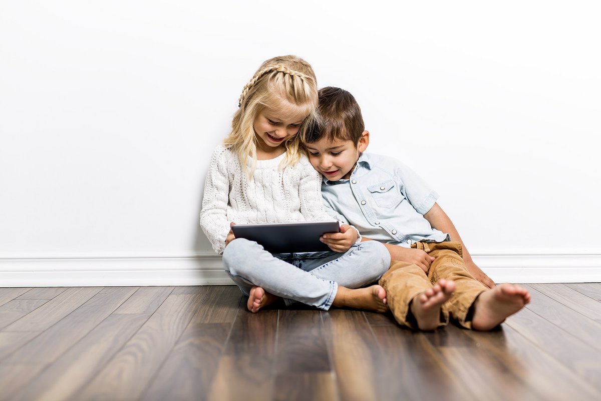 game_verband's tweet photo. Eltern haben auf die #Mediennutzung ihrer Kinder großen Einfluss. Mit #JusProg gibt es eine kostenfreie Filtersoftware, um Kinder vor nicht altersgerechten Inhalten im Netz zu schützen. Für #iOS #Android #PC etc. Mehr Infos und Download unter https://t.co/BC9P9KmF0J https://t.co/Kh8zUPgIDy