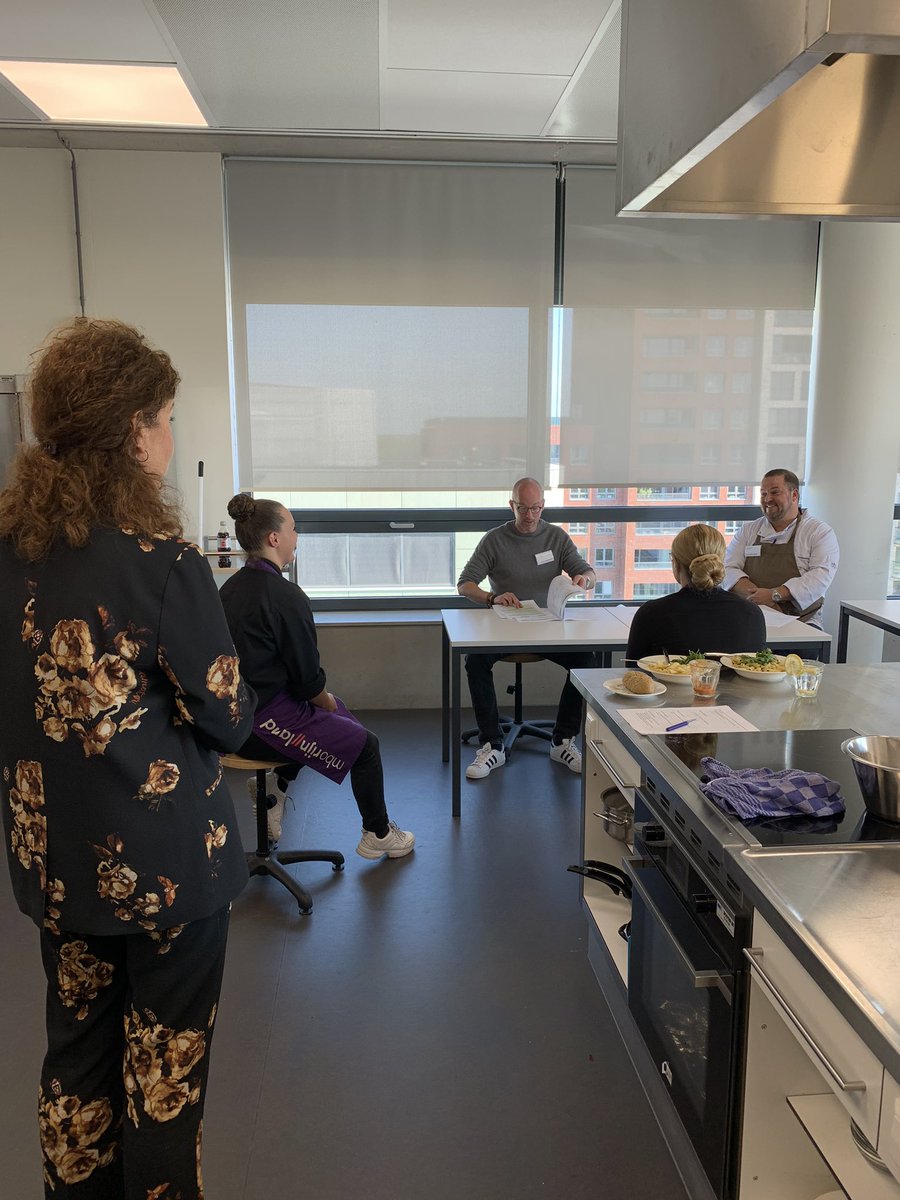 Twee studenten #mboRijnland ontvangen hun examenuitslagen horeca-opleiding. Dit onder toeziend oog van minister Van Engelshoven. Top! En, gefeliciteerd!!