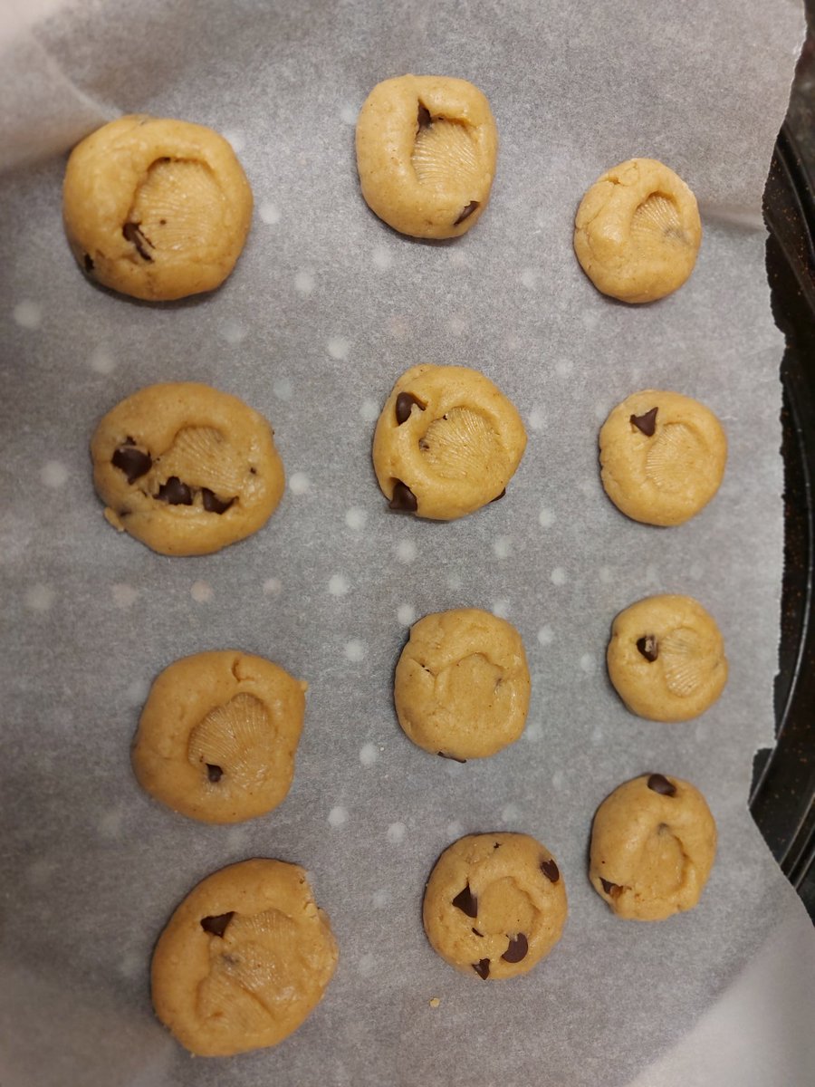 Vegan peanut butter and chocolate chip cookies 💗😋🌱🍪🍪🍪 These are my go to cookies and so easy to make. The recipe is on my blog.  
#vegan #vegancookies #dairyfree #veganrecipes #govegan #plantpowered #veganbaking