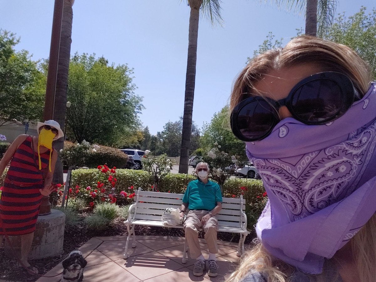 My Mom and I visiting my Grandpa at his retirement home for the 1st time since March. Felt GREAT. 6 feet apart but never closer.
#TeamMagenta
#StayConnected