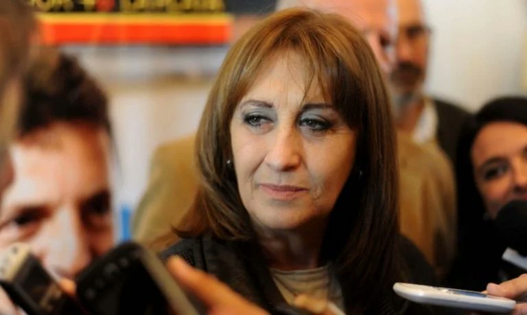 4ndyWS's tweet photo. Ella es Mirta Tundis, la "abanderada de los jubilados" que lloró cuando Macri modificó la fórmula de las jubilaciones. Ahora el Pdte. Fernández les aumenta el 50% de lo que debería pero Mirta ya no llora, ahora tiene un buen puesto en el Estado y a su familia colgada del PAMI. https://t.co/ZEkeQQjCDW