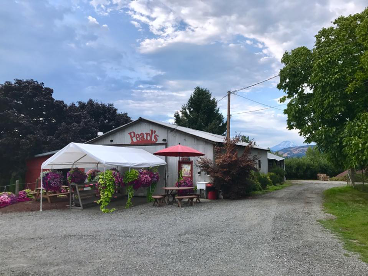 🍎 We gathered a list of #HoodRiver Fruit Loop stands open + included information about specific offerings at each stop, including curbside pickup, local delivery, shipping options, etc.!

Hood River Fruit Loop Stands Operating During This Time: bit.ly/36c10IY