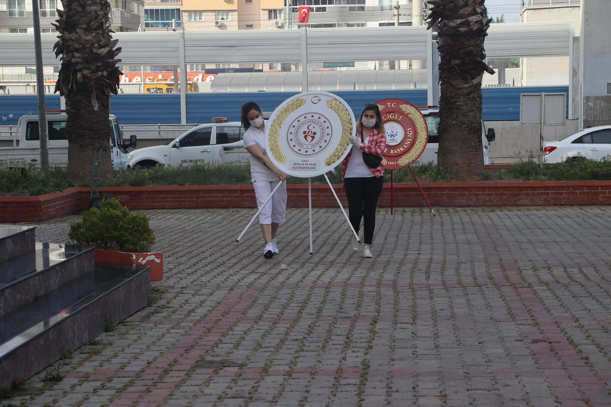 Cigliilce's tweet photo. 19 Mayıs Atatürk'ü Anma, Gençlik ve Spor Bayramı'nın 101. yılına ait Çelenk Töreni, Çiğli Gençlik ve Spor İlçe Müdürlüğü'ne ait çelengin sunumu, akabinde Saygı Duruşu'nda bulunulması ve İstiklal Marşımızın okunmasıyla gerçekleştirldi. #AçtığınYoldaFeneriz 🇹🇷 https://t.co/Uvf5wrRdGQ