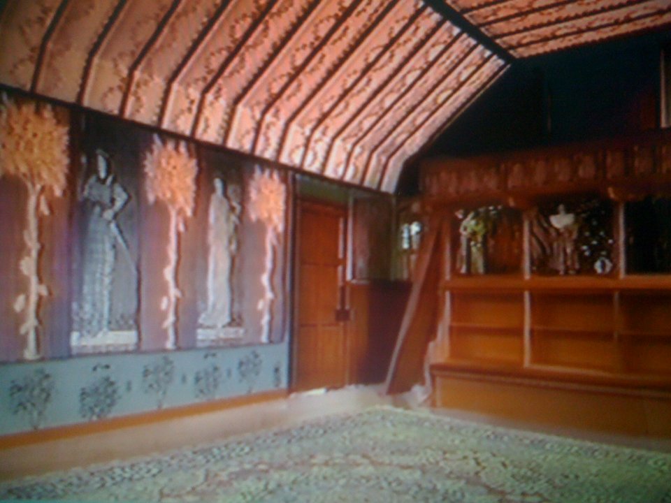PreRaphSoc's tweet photo. Morris's beloved medieval-style settle for #TopsyTuesday. Morris shown sitting in it with Burne-Jones in Beerbohm's affectionate caricature (1916), photo of whitewash treatment from Red House's later residents (!) & digitally recreated there for TV (Brilliantly British BBC1 2004) https://t.co/b9r5l9wSnd