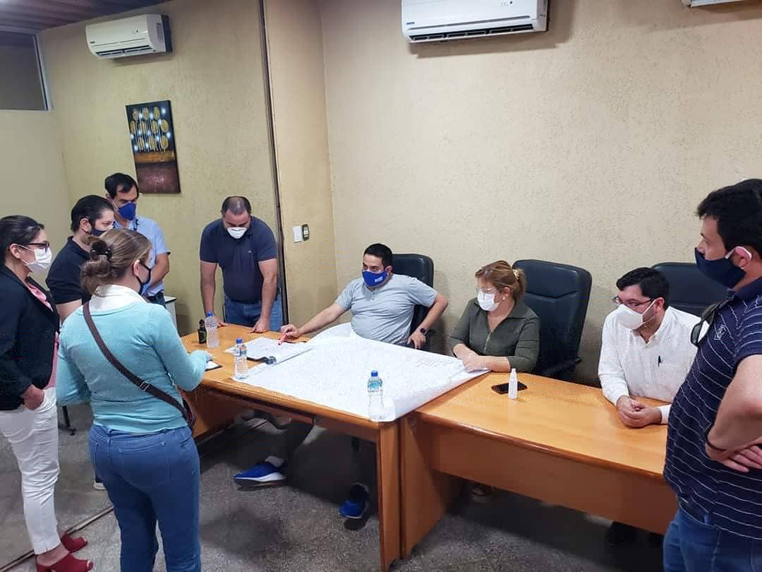 ricardopyok's tweet photo. PASO A DESNIVEL EN TRES BOCAS

En forma conjunta con representantes del MOPC y la empresa adjudicada Tecnoedil SA, trabajamos en la planificación de nuevos asfaltados y recapados de vías alternativas en Villa Elisa, entre ellas Colonia Elisa. https://t.co/TxbVlyFR5k