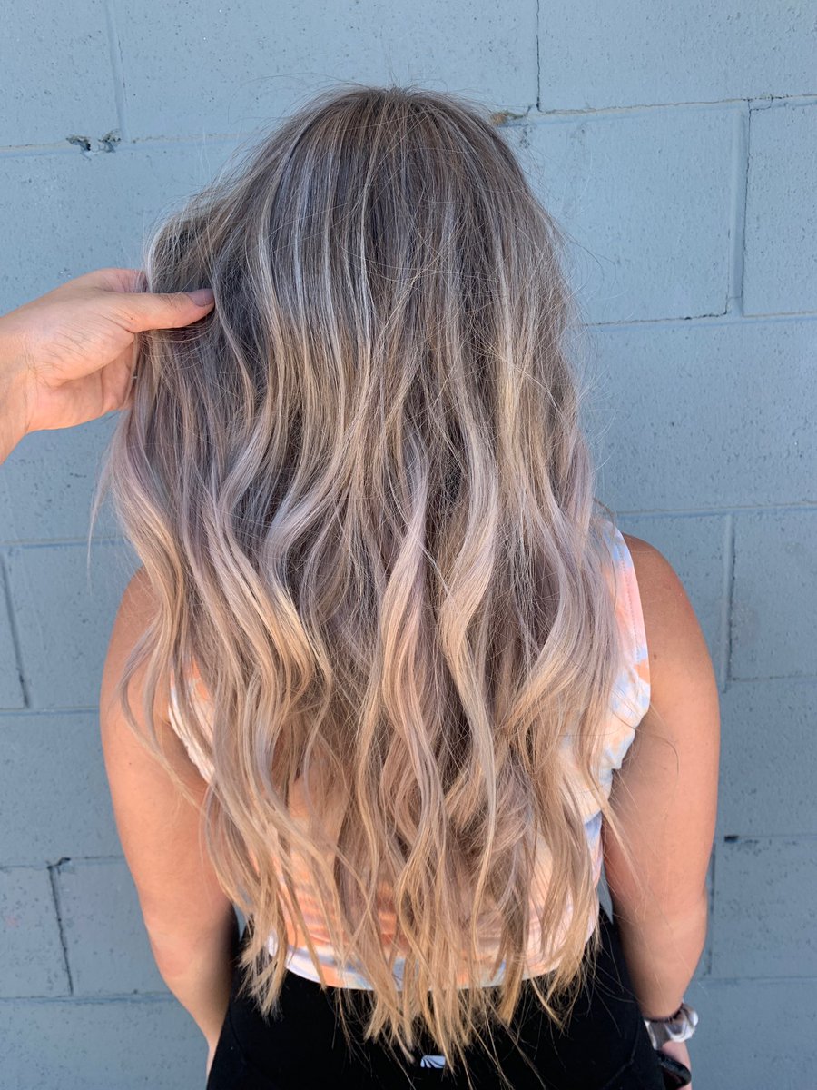 FragmentFrosted's tweet photo. finally found someone that works w my natural grey highlights 😂😂 https://t.co/f3ehUJypSs