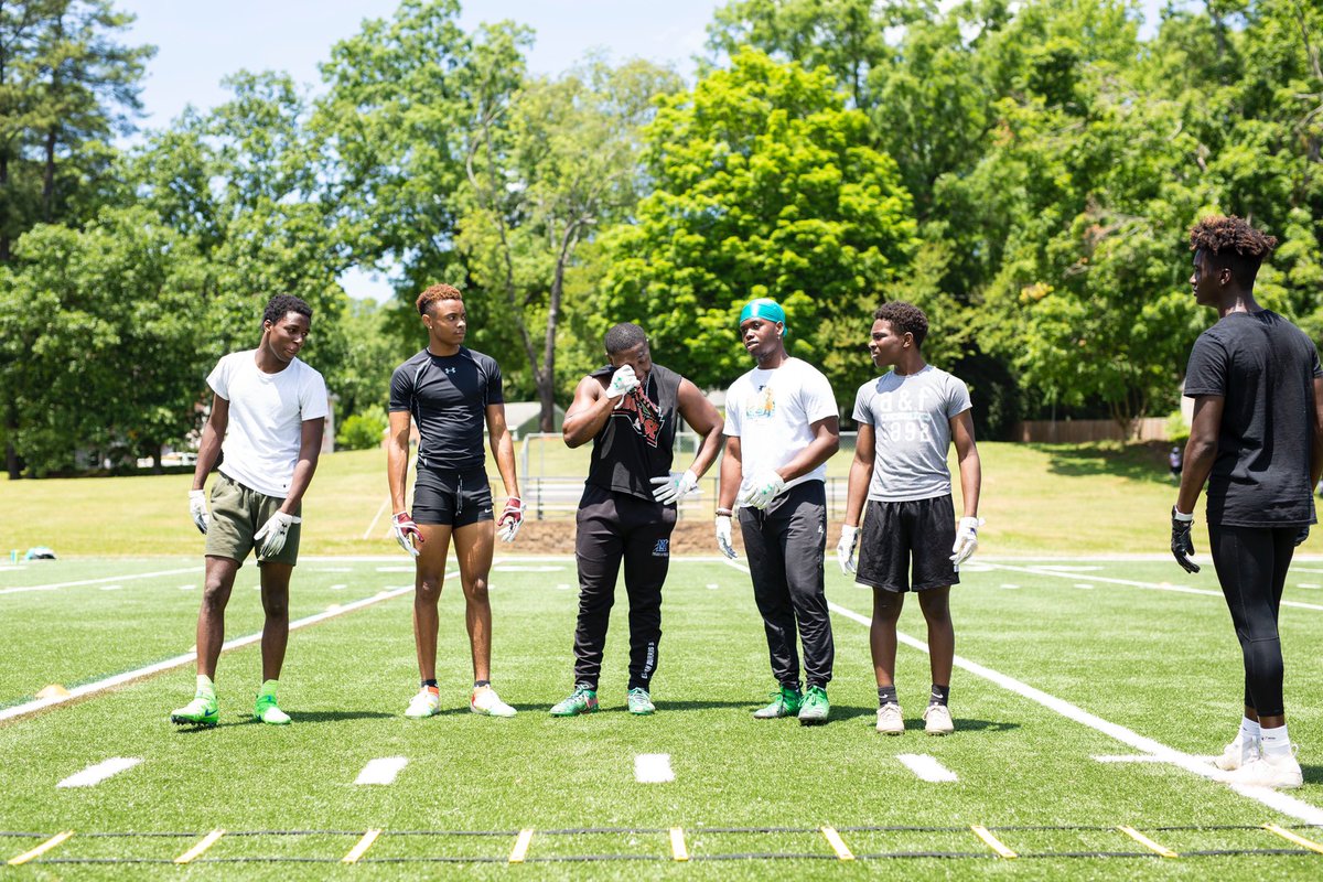 Twinnsteward's tweet photo. Getting great work with the boys @Elijah_Burris_5 @JadenLockhart23 🏈🦍 https://t.co/S2r2LADQIS
