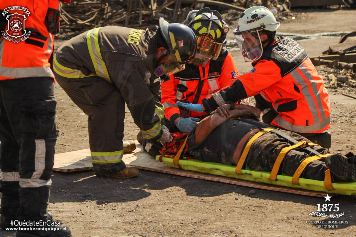 Imágenes del trabajo de las compañías <a href="/Bomba6iqq/">Bomba “Sgto. Aldea” 6</a> y <a href="/BombaVictoria11/">Bomba Victoria 11</a> en derrumbe de muralla con un lesionado ocurrido a las 13:32 hrs en la intersección de las Av. Circunvalación con Salitrera Victoria. Al mando de la emergencia capitán Ignacio Barahona .#Iquique #EmergenciasCBI