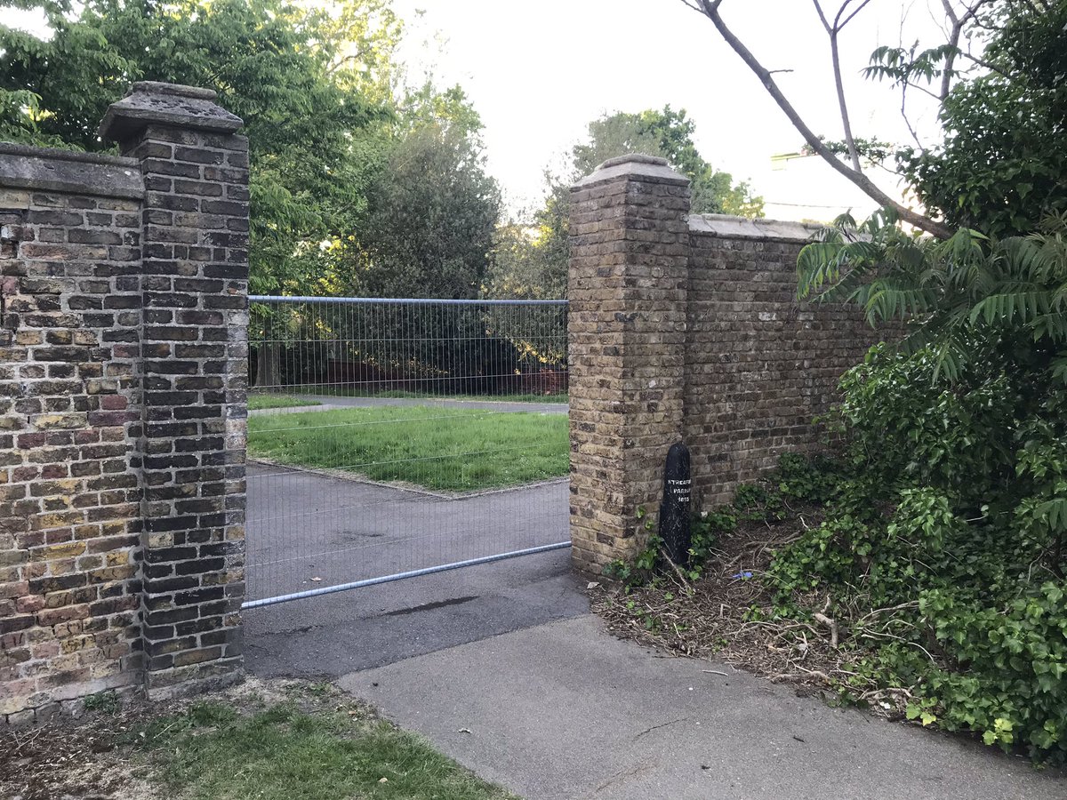 summerstown182's tweet photo. A little piece of #Streatham seems to have revealed itself at #SpringfieldHospital @SWLSTG @markbery31 @RJDoyleSW2 @StreathamSoc Be sure to inspect it on a #BloomingTooting Walk https://t.co/OK1oMz88OS https://t.co/i1Ddtrfsse