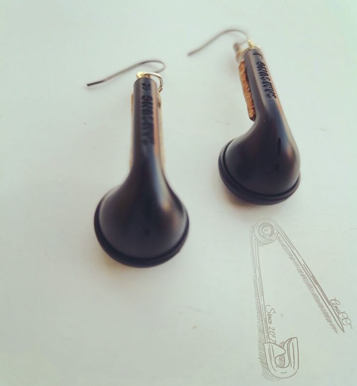 vmvcc_sv's tweet photo. S A M S U N G S T Y L E
☯️
AmaCC™ e @samsung | Upcycled earrings
°
°
Retailing at R49.90 per pair.
°
°
Order & enquire via DM 📮
or WhatsApp: +27621252788
°
°
#amacc #enginears #mrsamacc #recycled #upcycled #earrings #samsungjewelry #samsungs
#lockdown2020
#TuesdayThoughts https://t.co/vguF2jy60q