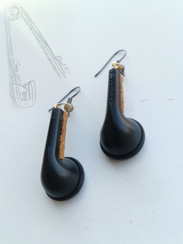 vmvcc_sv's tweet photo. S A M S U N G S T Y L E
☯️
AmaCC™ e @samsung | Upcycled earrings
°
°
Retailing at R49.90 per pair.
°
°
Order & enquire via DM 📮
or WhatsApp: +27621252788
°
°
#amacc #enginears #mrsamacc #recycled #upcycled #earrings #samsungjewelry #samsungs
#lockdown2020
#TuesdayThoughts https://t.co/vguF2jy60q