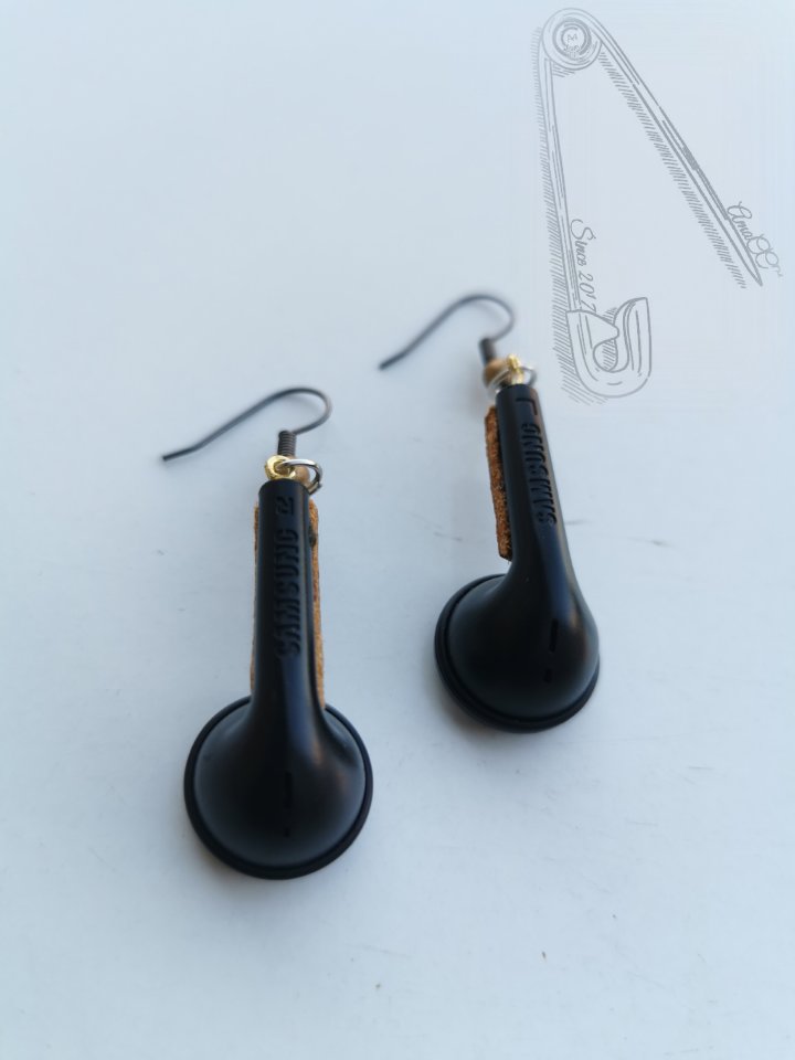 vmvcc_sv's tweet photo. S A M S U N G S T Y L E
☯️
AmaCC™ e @samsung | Upcycled earrings
°
°
Retailing at R49.90 per pair.
°
°
Order & enquire via DM 📮
or WhatsApp: +27621252788
°
°
#amacc #enginears #mrsamacc #recycled #upcycled #earrings #samsungjewelry #samsungs
#lockdown2020
#TuesdayThoughts https://t.co/vguF2jy60q