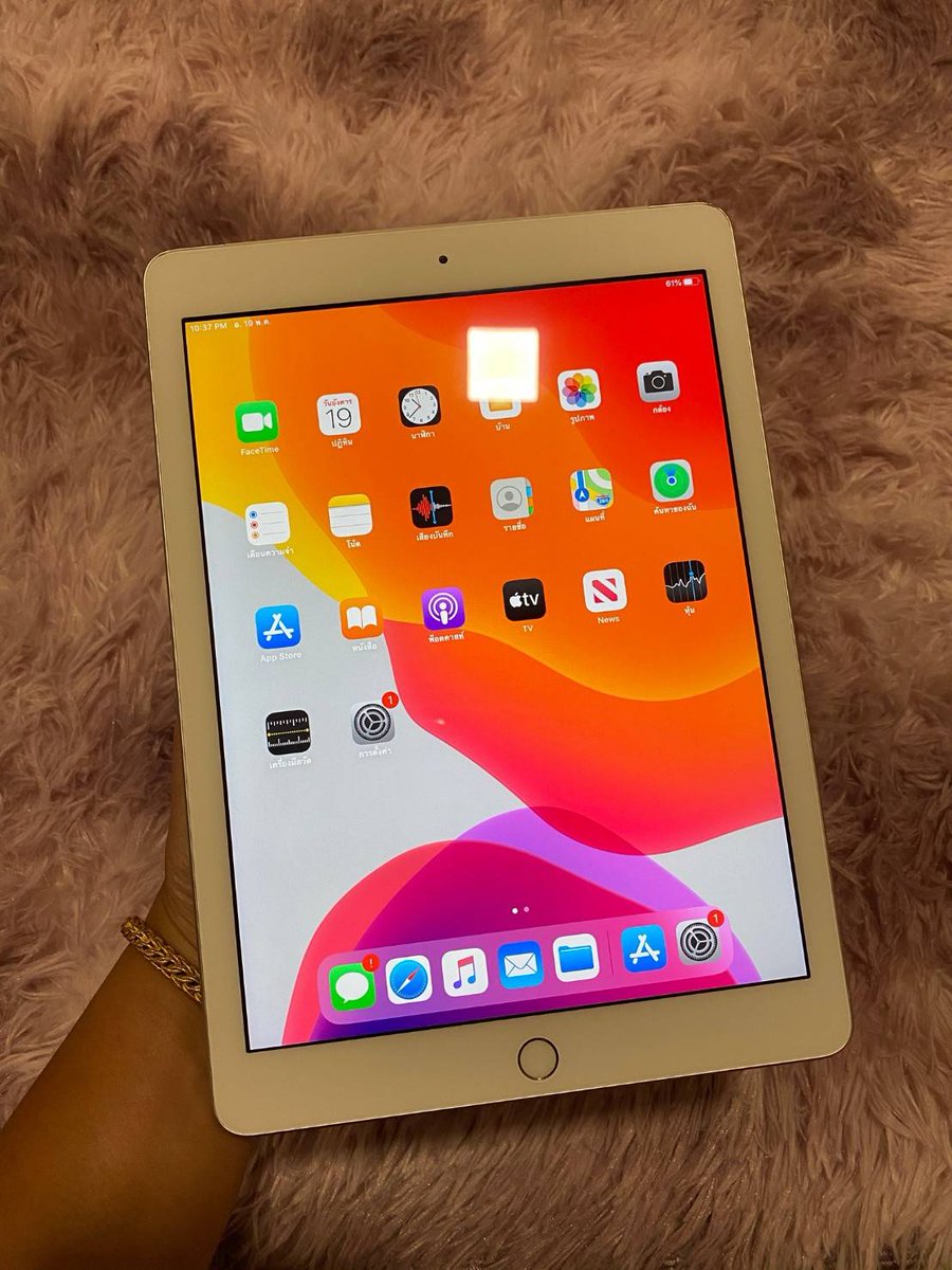 st_byphone's tweet photo. Apple watch s2 42 mm Gps TH
= 5,000.-
Apple watch s3 38 mm Gps สี rosegold
= 6,500.-
Ipad gen5 128 g ใส่ซิมได้ 
=9900.-
Ipad pro 12.9 64g สีทอง ใส่ซิมได้(gen2) (รองรับปากกา) 
ราคา 19,500.-
สนใจเดมมาเลยงับ
Line:@crs2803q(มี@) 
#ipadgen5 #ipadpro #Applewatch #ไอโฟนหลุดจำนำ #iPhone https://t.co/t2ZYdhxPr4