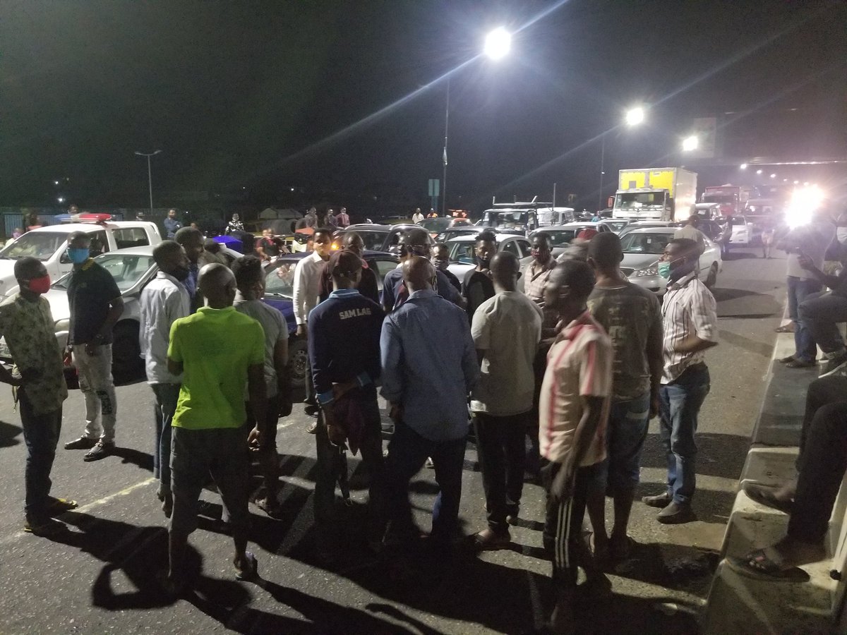 temiokomi's tweet photo. cc @PoliceNG @TunjiDisu1

Massive build-up of people and vehicles on 3rd Mainland because your men do  not understand that a curfew doesn't prevent essential services from moving. Somebody needs to call them right now. https://t.co/vNHbSwlDGz