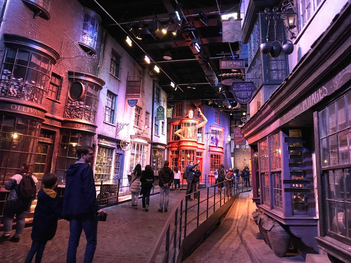 Harry Potter et le prince de sang mêlé : la boutique de George et Fred Weasley sur le chemin de traverse (oui le bras qui soulève le chapeau est vraiment articulé)  #HarryPotter
