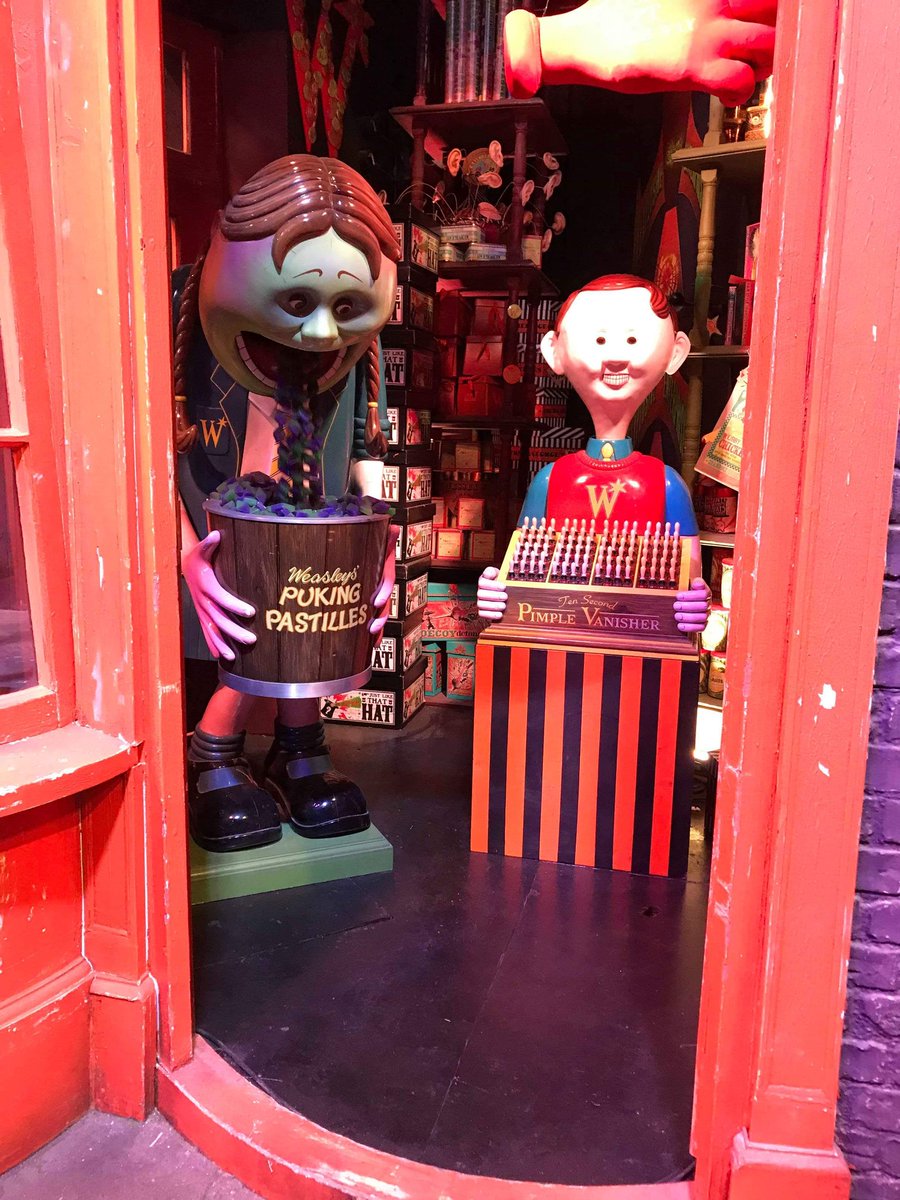 Harry Potter et le prince de sang mêlé : la boutique de George et Fred Weasley sur le chemin de traverse (oui le bras qui soulève le chapeau est vraiment articulé)  #HarryPotter