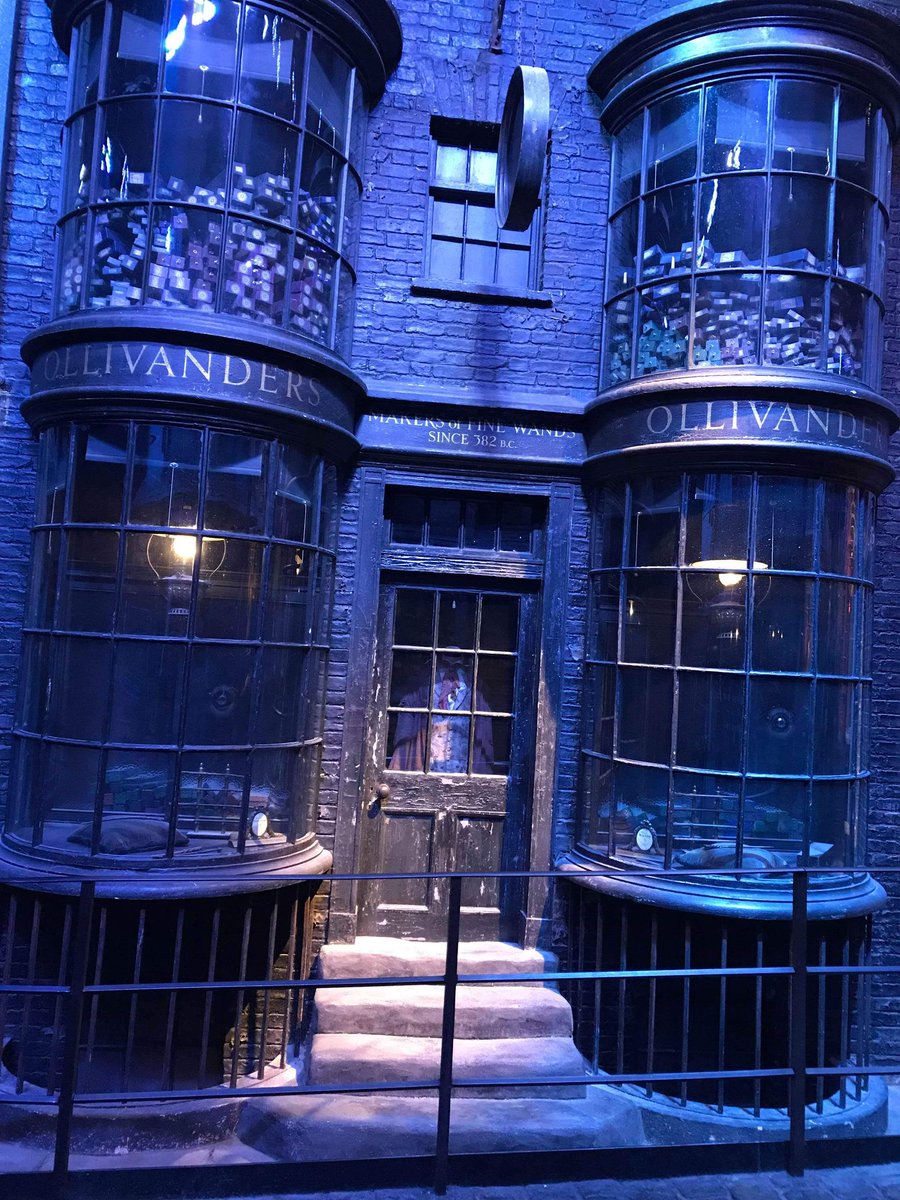 Harry Potter et le prince de sang mêlé : la boutique de Garrick Ollivander, le célèbre vendeur de baguettes du chemin de traverse avant qu'elle ne soit détruite par les mangemorts #HarryPotter