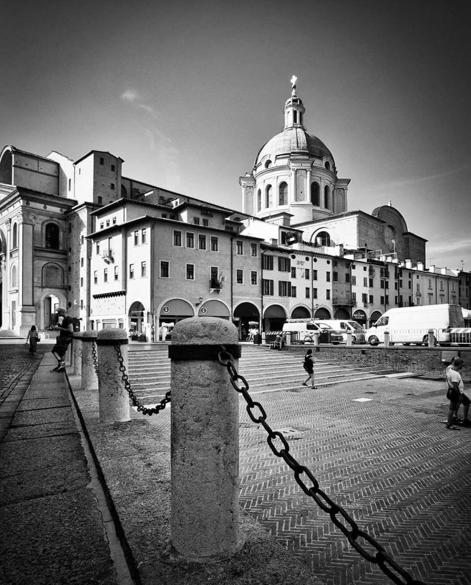 igmantova's tweet photo. Piazza Erbe 
Ph. Gianni Vaccaro 
https://t.co/YBONu74Flg https://t.co/5OkmVxyjDY