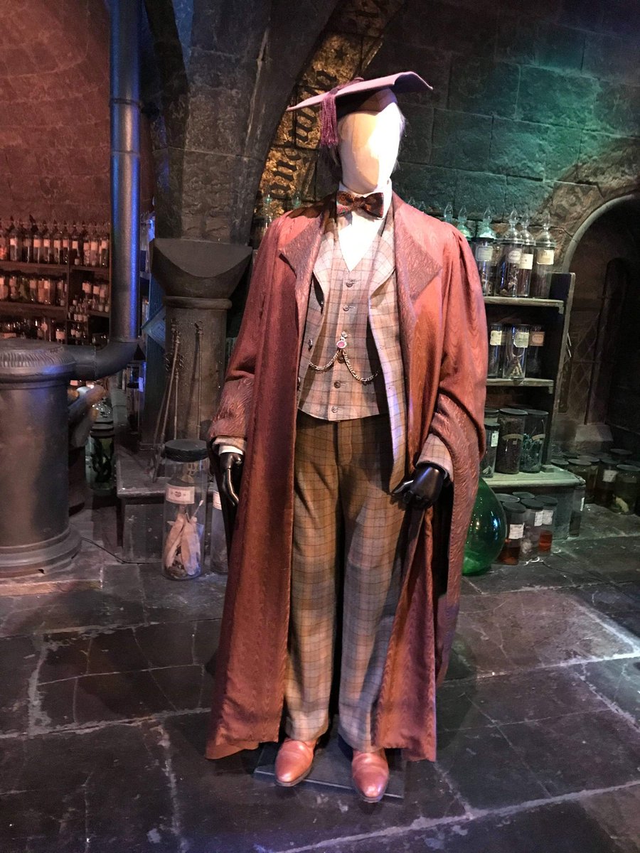 Harry Potter et le prince de sang mêlé : le costume du professeur Horace Slughorn dans la magnifique salle des potions et ses voûtes #HarryPotter