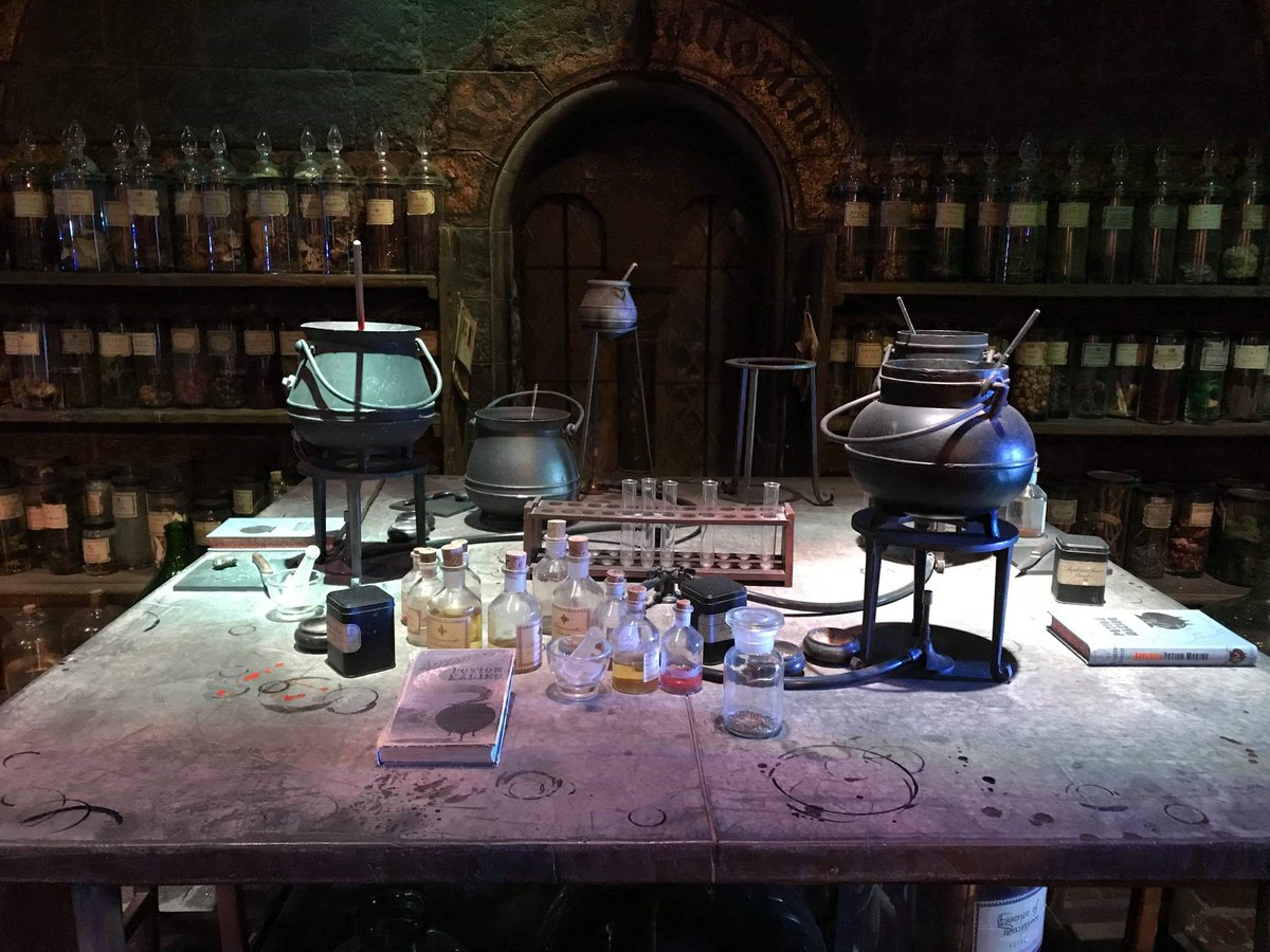 Harry Potter et le prince de sang mêlé : le costume du professeur Horace Slughorn dans la magnifique salle des potions et ses voûtes #HarryPotter