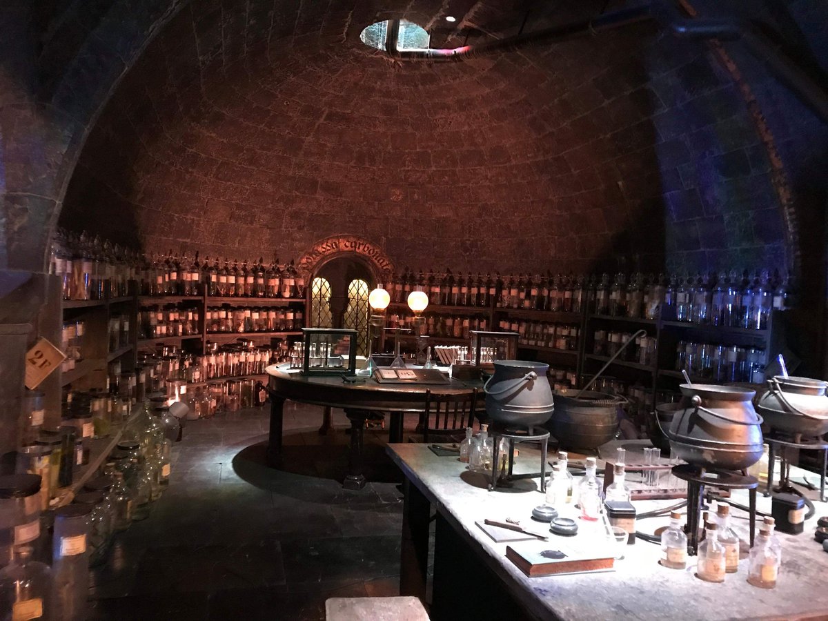 Harry Potter et le prince de sang mêlé : le costume du professeur Horace Slughorn dans la magnifique salle des potions et ses voûtes #HarryPotter