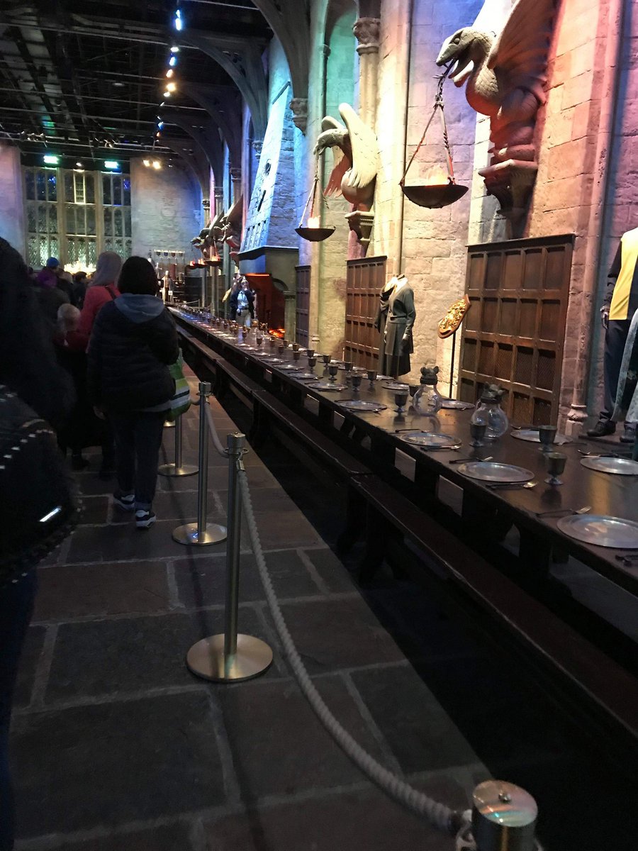 Harry Potter et le prince de sang mêlé : la grande salle de Poudlard, grandeur nature avec ses tables de banquet et le magnifique pupitre duquel Dumbledore s'exprime #HarryPotter
