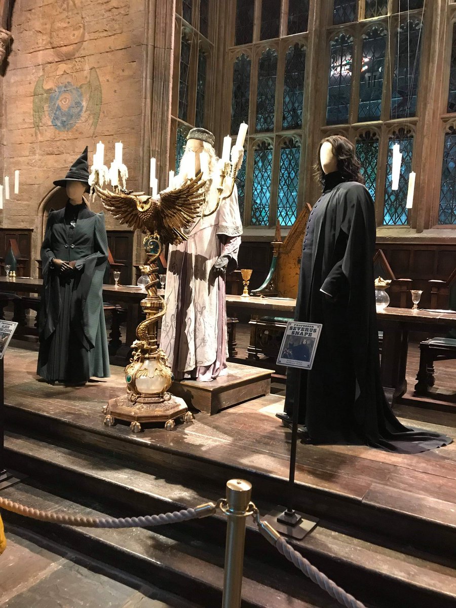 Harry Potter et le prince de sang mêlé : la grande salle de Poudlard, grandeur nature avec ses tables de banquet et le magnifique pupitre duquel Dumbledore s'exprime #HarryPotter