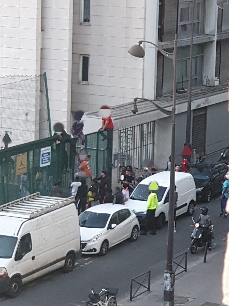 Sympa la distanciation sociale. 
Nombreux sont les victimes de la crise sanitaire. C'est de l'irresponsabilité de ne pas respecter les consignes sanitaires.

<a href="/Anne_Hidalgo/">Anne Hidalgo</a> 
#DeconfinementJour9 #distanciationsociale <a href="/avron_en_colere/">Avron en colère</a> <a href="/CollectifParis2/">Collectif CCSM Paris</a> <a href="/prefpolice/">Préfecture de Police</a>