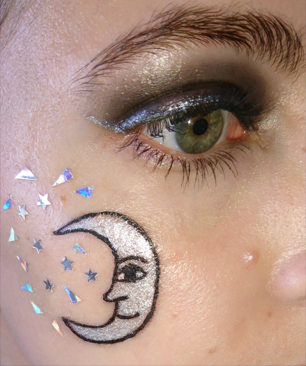 Diana_Diix's tweet photo. Maquillaje de fantasía con dibujo de luna 🌛✨ Los "cristales" son de una caja. #maquillajeencasa #makeupathome #youaretheprincess #catrice #misscop #dibujodeluna #eyelinerplateado #cristalroto #brokenglass #holografico https://t.co/Y16ajsG1xk
