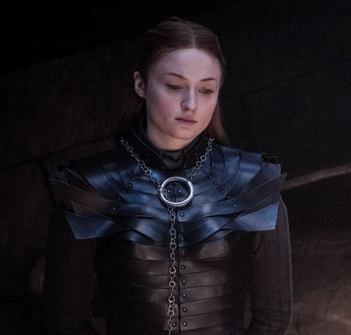 The corset details resemble the branches of a weirwood, which symbolizes the weirwood in Winterfell’s godswood. Similarly to other corsets Sansa wore, it is similar to an armor.