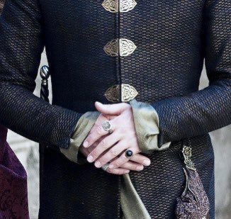 Regarding Sansa chain and needle, Michele has also said that Sansa wears it attached to the metal corset “the same way that Littlefinger would hook his dagger onto the fine chain belt he wore.”