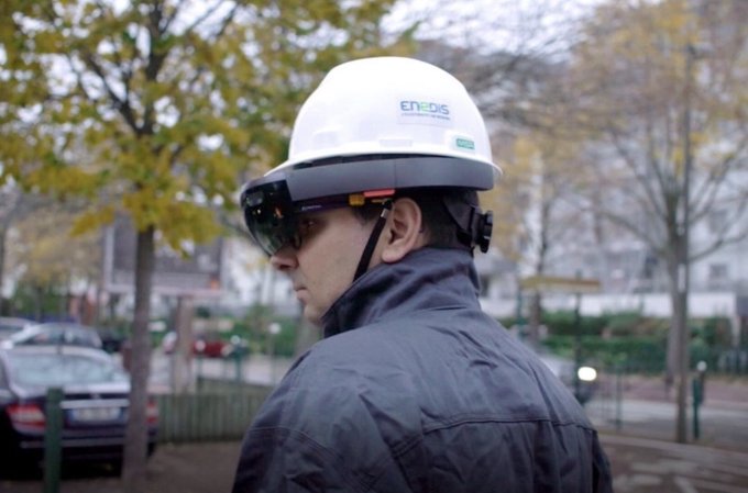 La ville de #Paris utilise la réalité augmentée pour l'entretien des réseaux électriques. Initiative d’<a href="/enedis/">Enedis</a> à lire ICi : gouvernance.news/wp-content/upl… #SmartGrid #SmartCity #energie #enedis #realiteaugmentee #RA #HoloLens2 #tech #innovation #reseaux #CollTerr