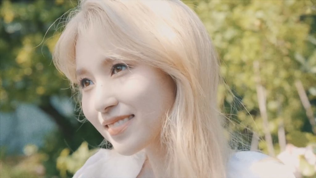 misayeon's tweet photo. Mina's smile lights everything up 💖

#MOREandMORE 
#Mina_MOREandMORE https://t.co/7vCGtQiqOT