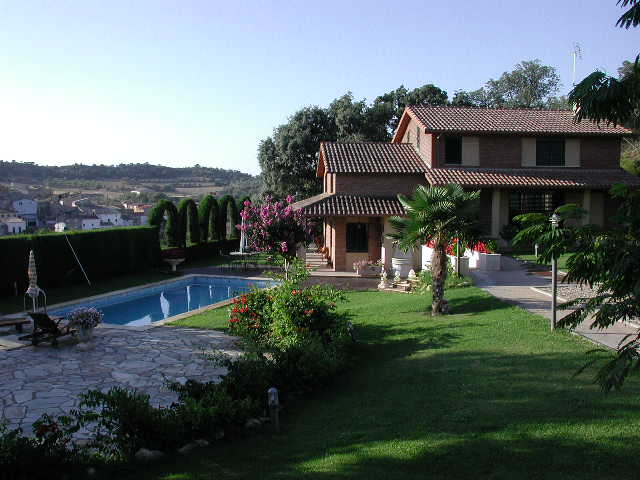 ¡Os presentamos LA DEVESA!Ahora además del Pilaret y San Jorge tenemos disponible en la misma localidad este chalet de alquiler integro con piscina, sala de squash, zona infantil, amplios jardines,6 habitaciones y 4 baños.¡Os esperamos! #casaruralconpiscina #casaconpiscina