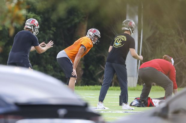 MySportsUpdate's tweet photo. Tom Brady worked out with some of his new #Bucs' teammates this morning. Mike Evans, O.J. Howard, Cam Brate and Blaine Gabbert were among those there, per @NFLSTROUD.
Photos via @TB_Times: https://t.co/MuV42vwdWT