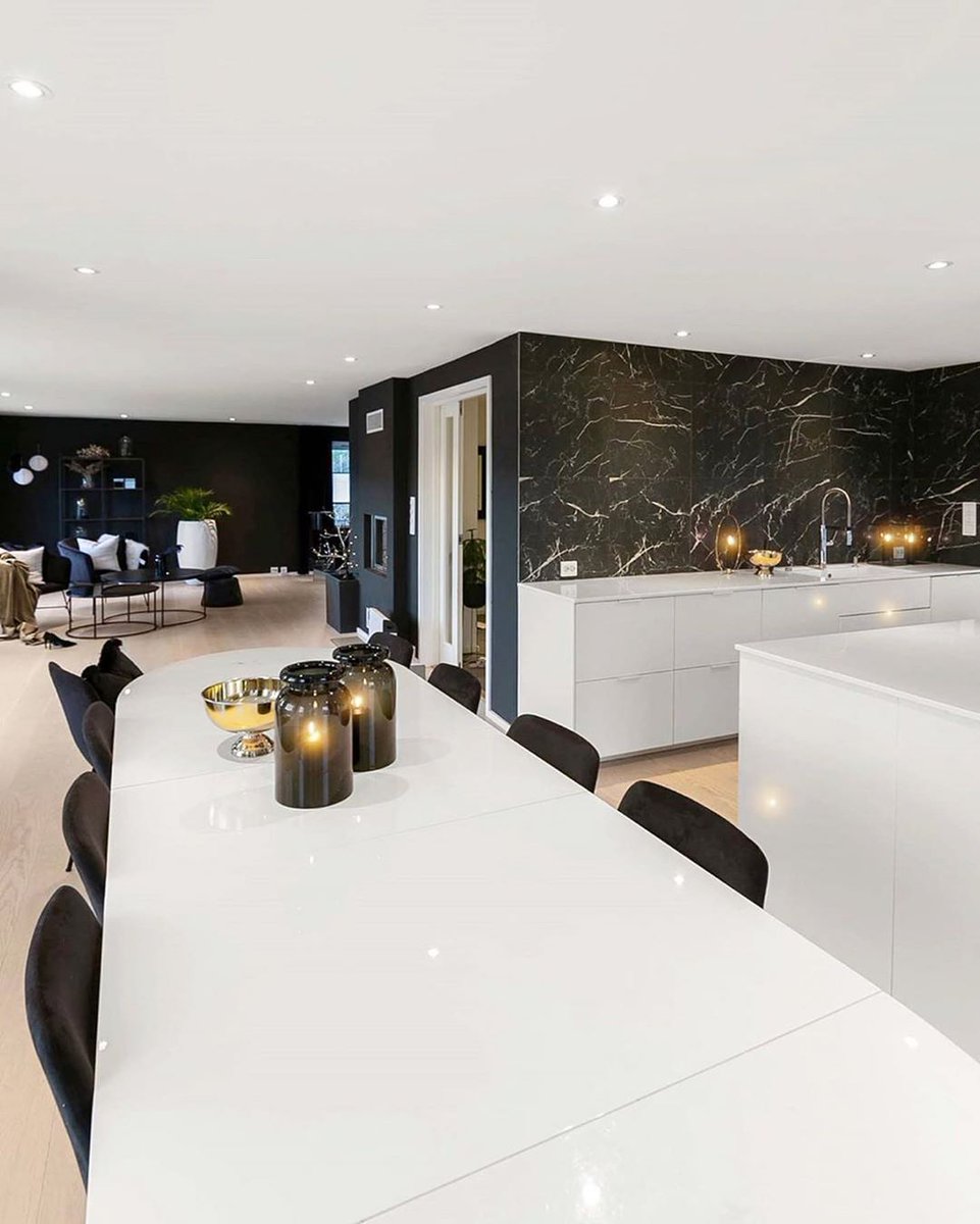 المطبخ موجود داخل مخطط حر يمتاز بالانفتاح و الخلفية البيضاء التى تعطي المكان اضاءة أقوى ، ومن ثم دخل اللون الأسود في خطوط افقية وعمودية لمعادلة الكفة وجعل كل المجالات مترابطة رغم اتساعها .