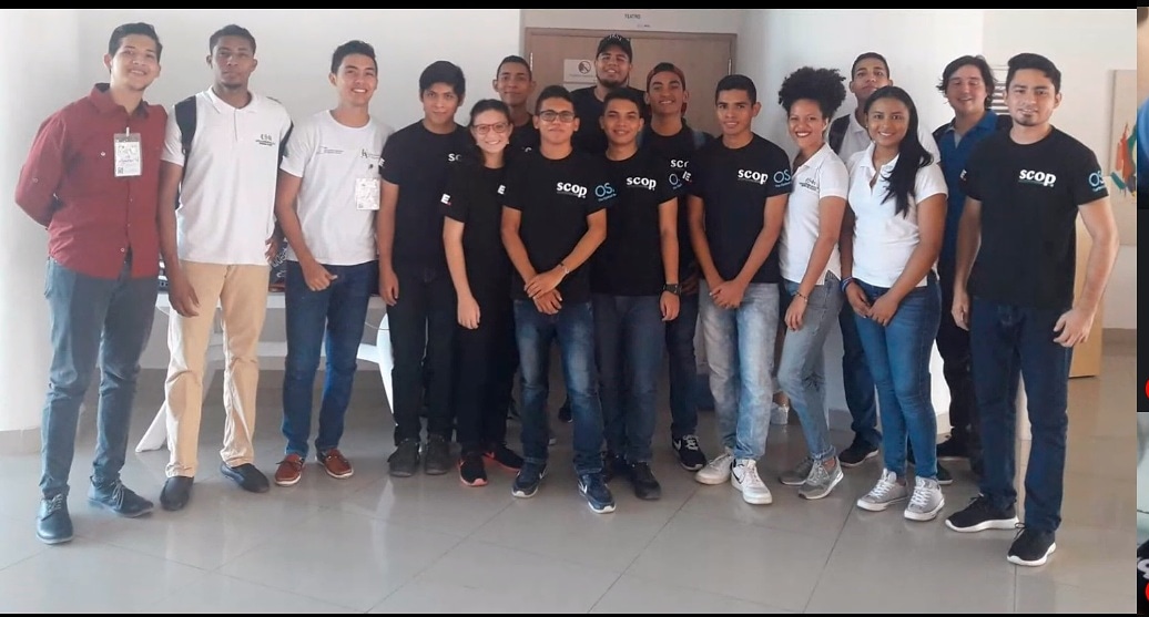 Presidente del capítulo introduciendo a los miembros