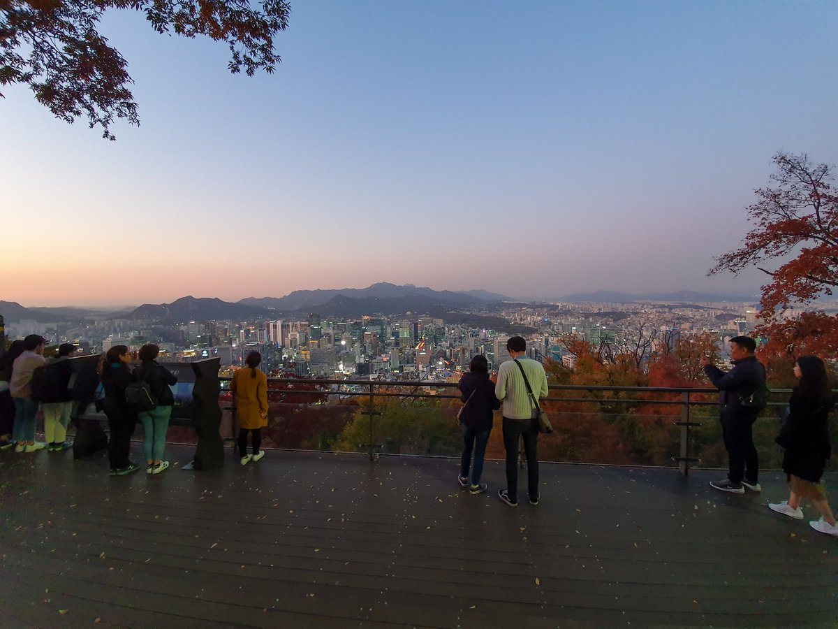 solhwiaureader's tweet photo. even the night views are lovely in korea #VisitKorea #koreatrip #fallinseoul #namsantower #nseoultower #남산타워 #ReliveYourKoreaTrip https://t.co/B3Ewj9EWmV