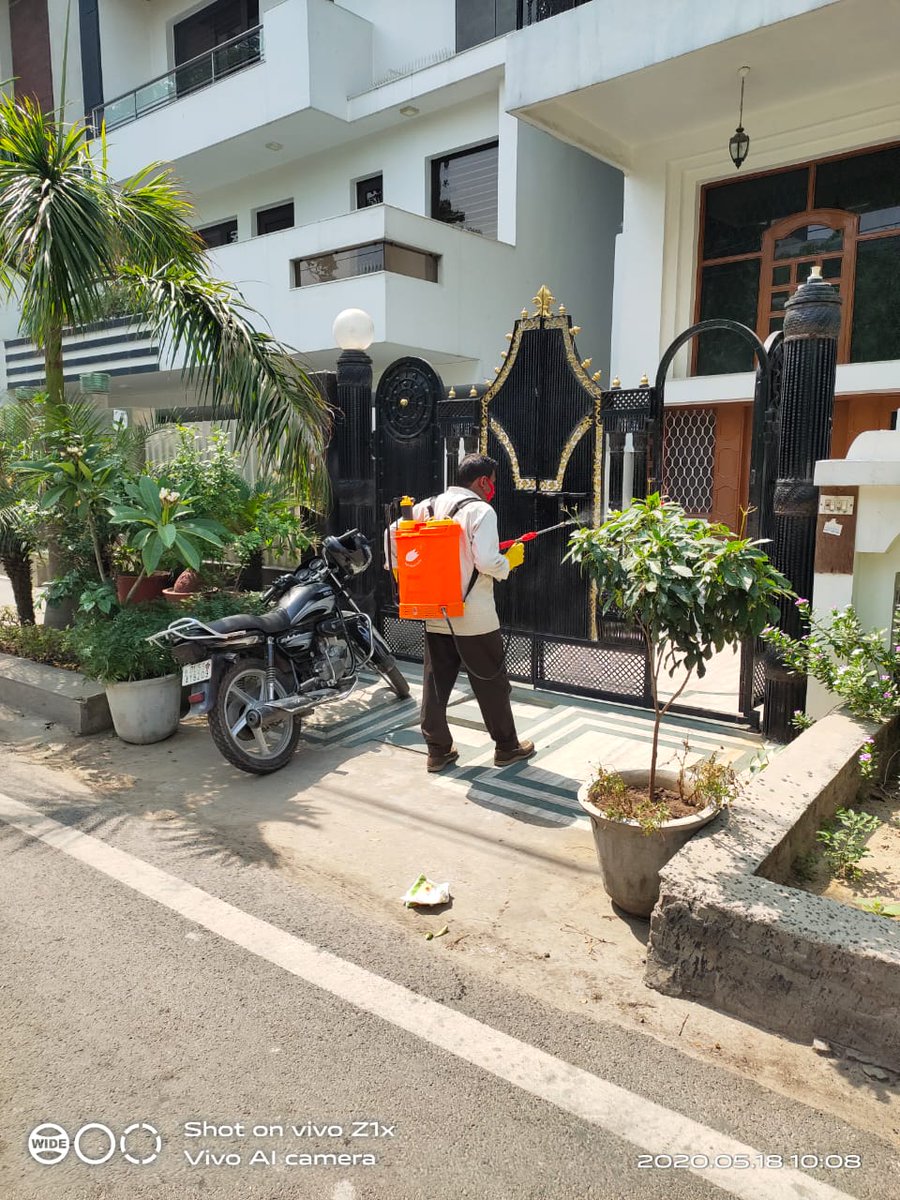 sunilkapoor8's tweet photo. @ManMundra @Rajput_Ramesh @Asifbhamlaa I believe 👇 small #Sprayer machines will be very useful in #Dharvi. In Delhi we are sending ppl to do it in each and every house. https://t.co/CUA2lvf9Ny