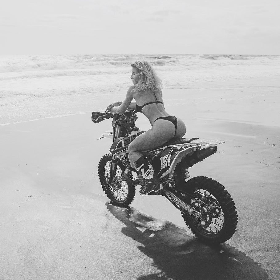 fin_powers's tweet photo. On a trail bike.

#fitnesstrainerbali #crossfitwanderlust #irish #blondetrainer #killerbody #rippedbody #beautifulgirl #muscles #bodybuilder #bikinibody #sexybikinibody #killerbutt #crossfitbali #bikinilife #bikinistunner https://t.co/nhz2d5wW1J