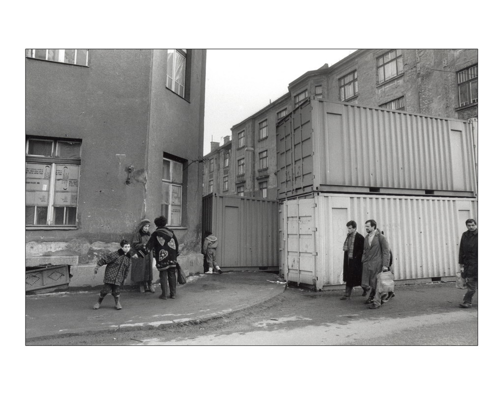 PROTECTIVE BARRICADES. Serbian snipers find it more difficult since the most dangerous crossings are protected by huge containers used as protective barricades. The city reminds of the alreday divided Berlin of the early sixties  @BosnianHistory  @MistralS  @juanes  @APampliega