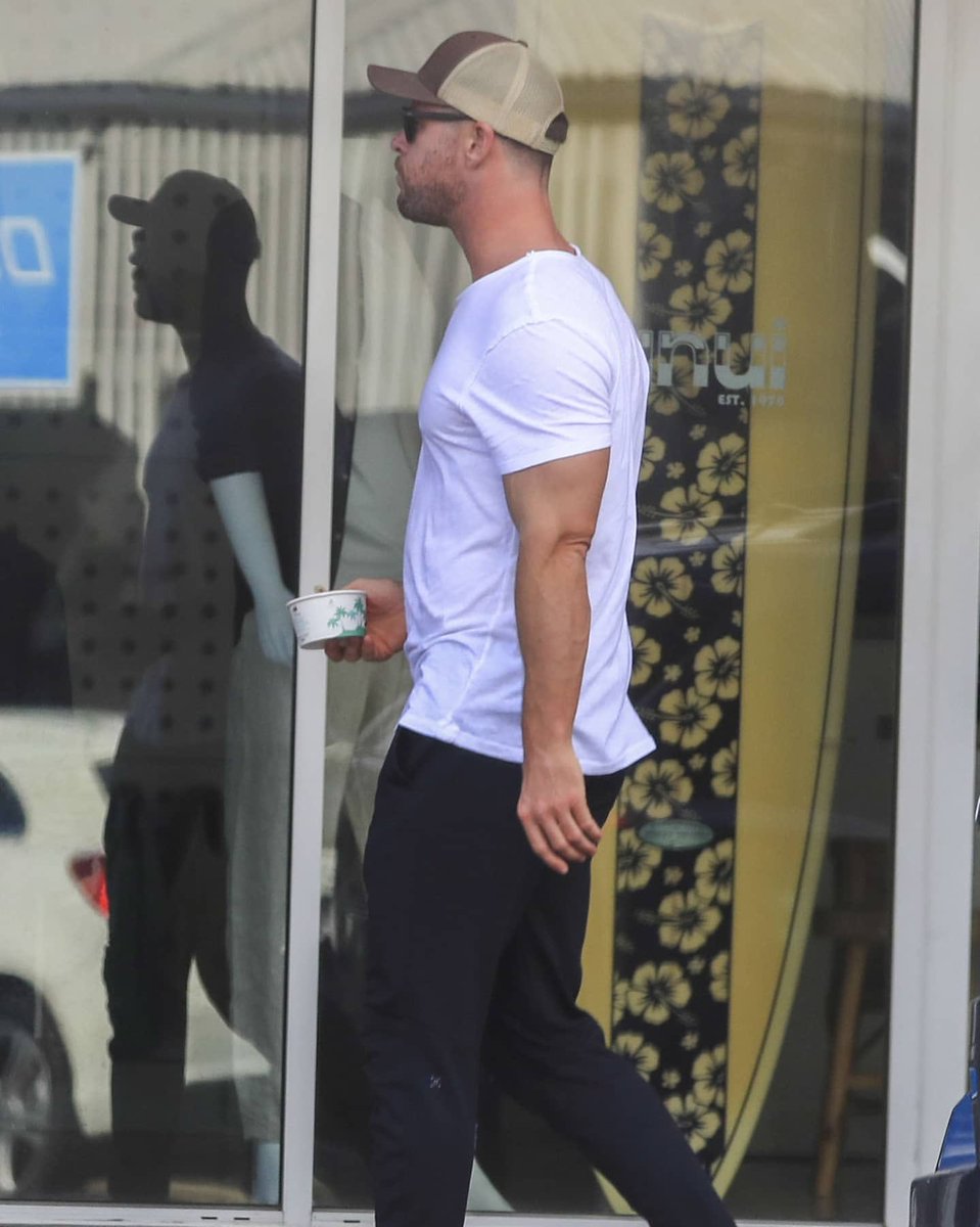 chemsienews's tweet photo. Chris Hemsworth out getting frozen yoghurt with his kids and Liam Hemsworth in Byron Bay today! https://t.co/TCIaobF5rD