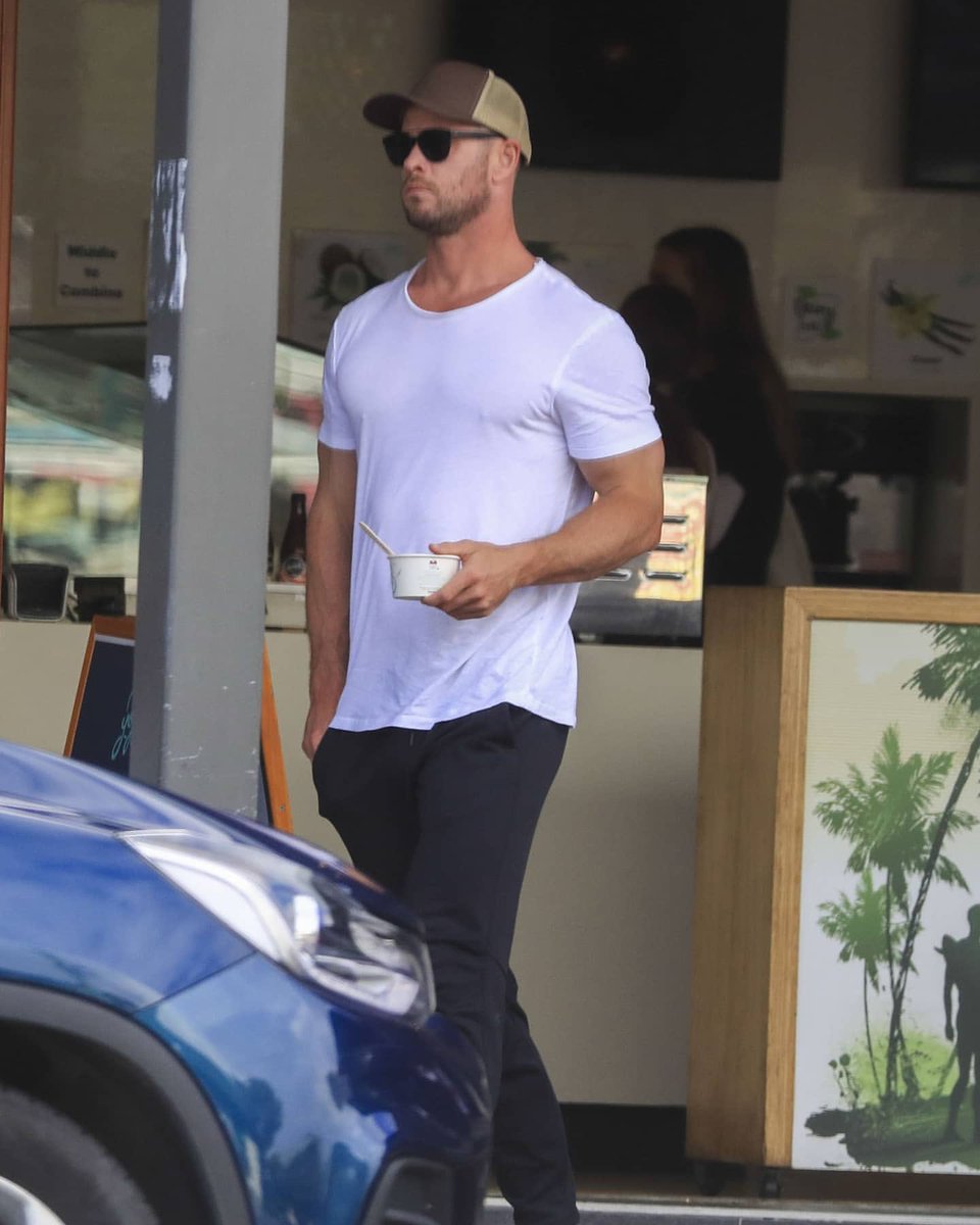 chemsienews's tweet photo. Chris Hemsworth out getting frozen yoghurt with his kids and Liam Hemsworth in Byron Bay today! https://t.co/TCIaobF5rD