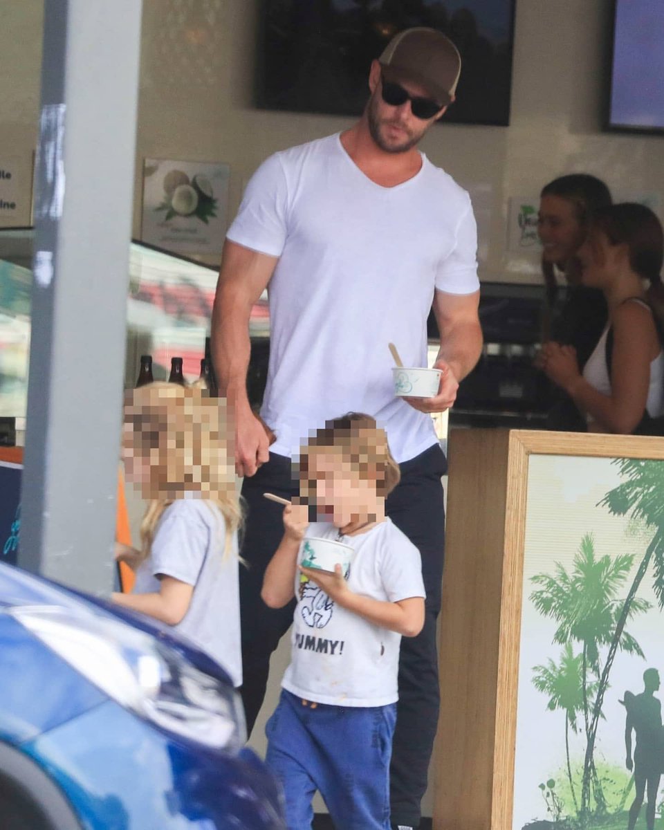 chemsienews's tweet photo. Chris Hemsworth out getting frozen yoghurt with his kids and Liam Hemsworth in Byron Bay today! https://t.co/TCIaobF5rD