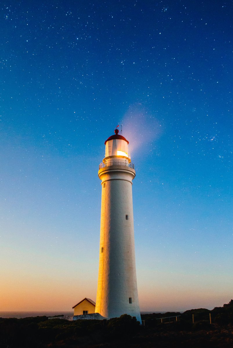 Alternative to ‘frontline’ workers no 2: Beacon. We can talk about those in the light-house or waving the beacons. Those who are closest to what is unfolding and will beam back signals of hope or warning to the rest of us.  @the_hope_guy  @ClimateOutreach (4/8)