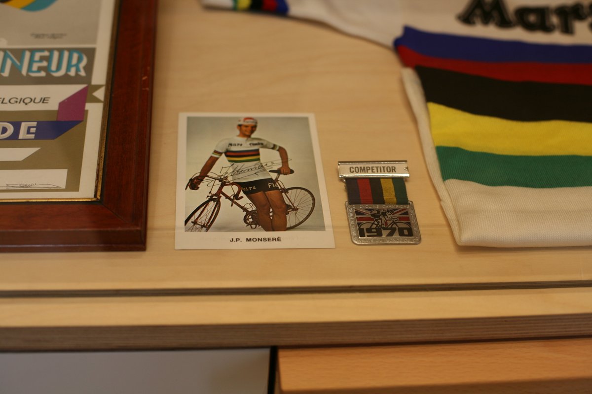 ccvolata's tweet photo. El 🌈 es cosa seria.
Cuando abordamos el tema del 🌈 en #VOLATA16, hablamos con la marca de ropa Santini, fabricantes oficiales del maillot con el 🌈desde 1988.
Descubre más ➡️https://t.co/KCx4kv5Kdt https://t.co/qmSoRzUIpp