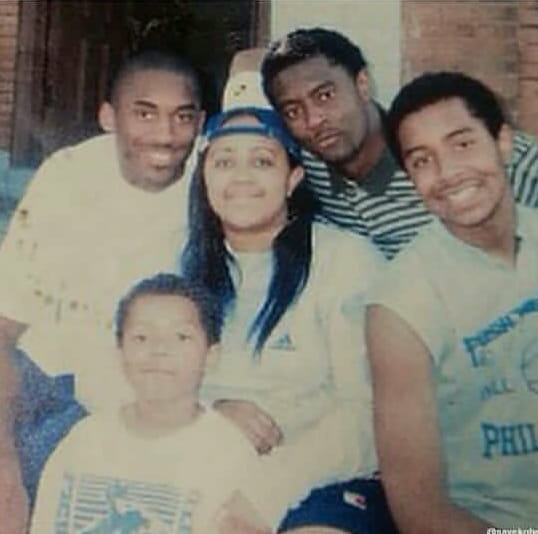 Basket_Ven's tweet photo. Aca Kobe con su familia y Jhon Cox el venezolano su primo #cachebongo41 #kobe #usa #venezuela #nba #retro #baskeball #mundo #japon #kobebryant 
https://t.co/nnqmph6PEp
Via @cachebongo14 https://t.co/NlseCn4MTa